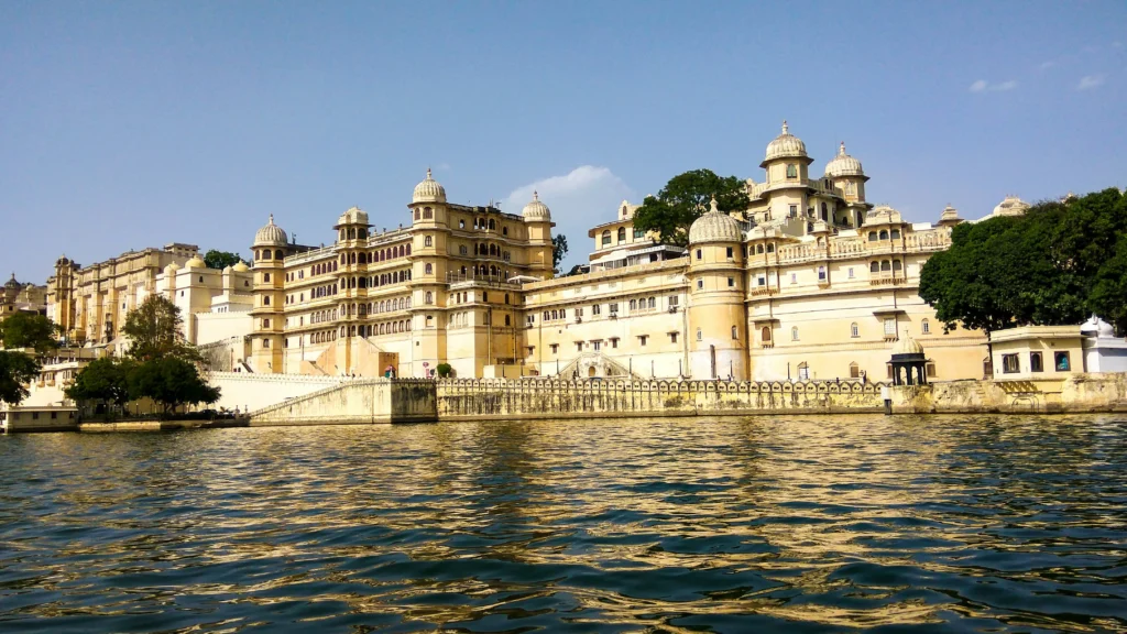 Lake Pichola and City Palace in Udaipur, a budget-friendly place to visit in July